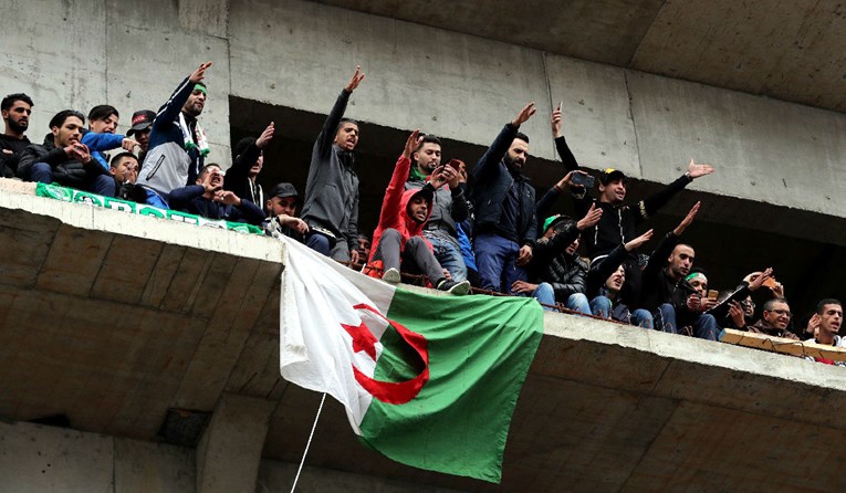 I dalje traju prosvjedi u Alžiru, više od 100 ozlijeđenih
