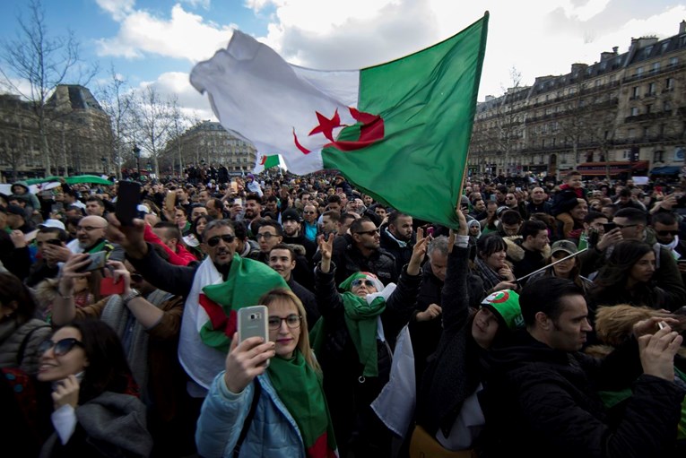 Alžirski predsjednik se vratio u zemlju, dočekali ga veliki prosvjedi