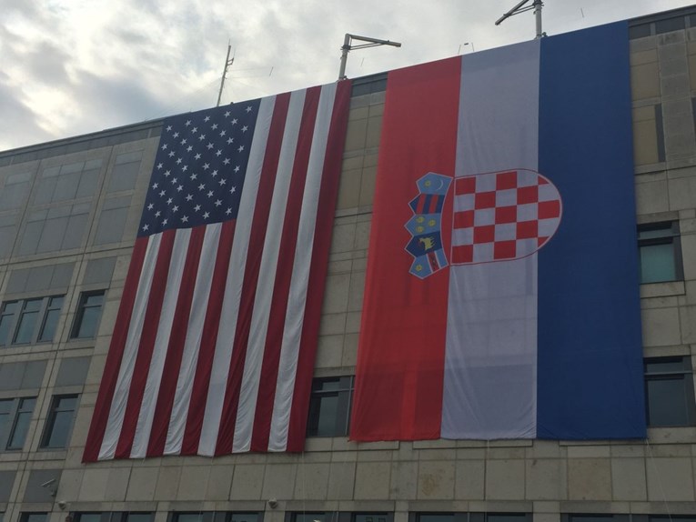 Američku ambasadu prekrile ogromne zastave Hrvatske i SAD-a