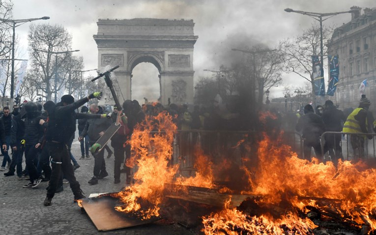 Žuti prsluci pljačkali i palili po Parizu, stotine privedene. Pogledajte snimke