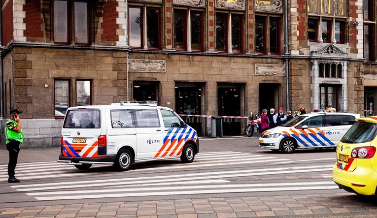 Policija: Afganistanac koji je u Amsterdamu nožem napao turiste je terorist