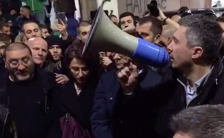 VIDEO Prosvjednici u Beogradu upali u zgradu televizije. Nasilno su izbačeni