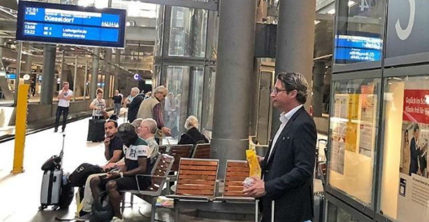Fotografija govori sve: Njemački ministar strpljivo čeka vlak