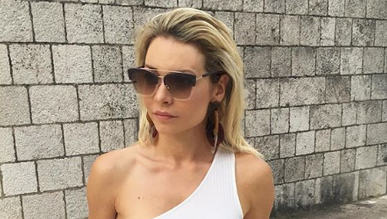 Anja Alavanja istaknula grudi u bikiniju i legla uz more: "Danas odmaram"