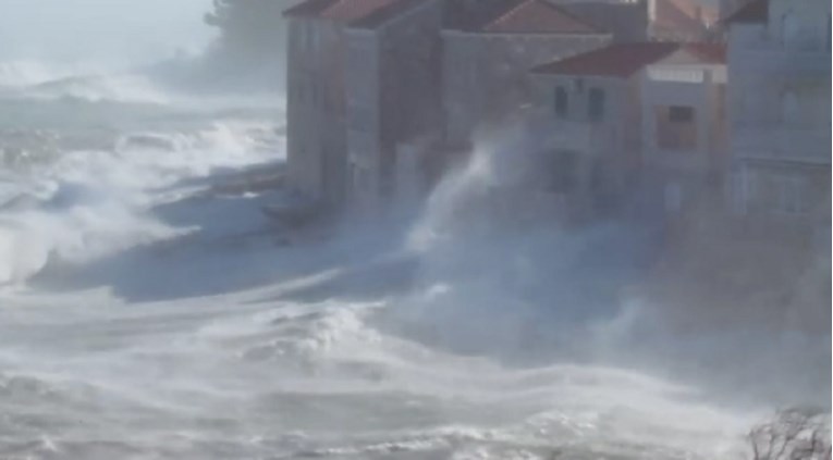 VIDEO Bura i valovi potopili kuće na Braču