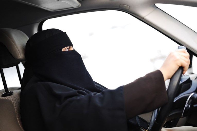 Žene u Saudijskoj Arabiji od danas smiju voziti
