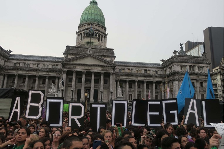 VIDEO Povijesna odluka u Argentini: Donji dom Kongresa za legalizaciju pobačaja