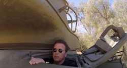 Schwarzenegger tenkom od 50 tona prešao preko luksuzne limuzine