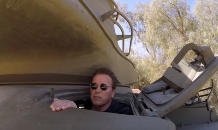 Schwarzenegger tenkom od 50 tona prešao preko luksuzne limuzine