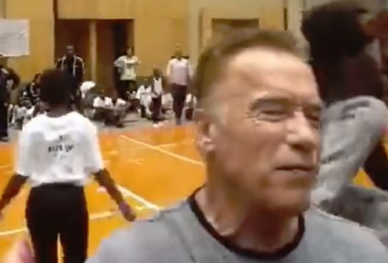 VIDEO Schwarzenegger brutalno napadnut s leđa dok je pozirao za selfieje