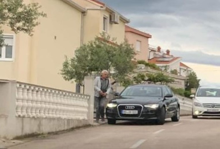 Ovo još niste vidjeli: Neobična regulacija prometa u Dalmaciji nasmijala Fejs