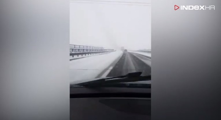 Snijeg zatrpava ceste, pogledajte kako izgleda vožnja autocestom