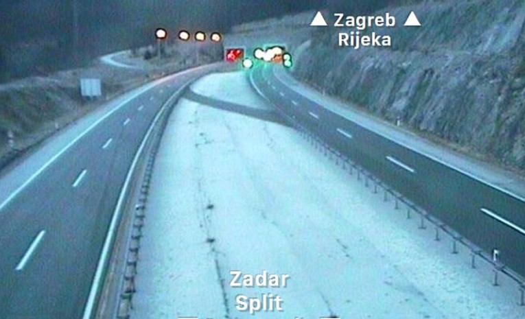 U Lici pada snijeg, stvara probleme na cestama
