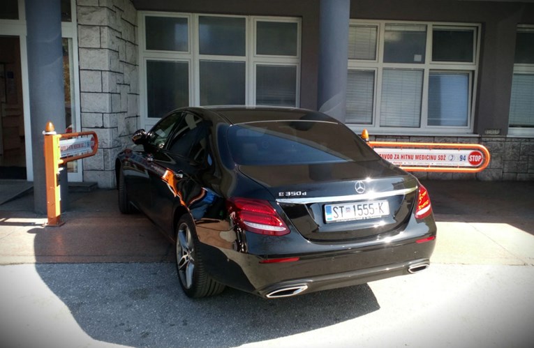 Čiji je to Mercedes stao na ulaz u Hitnu u Splitu? Prodaje ga Jolly