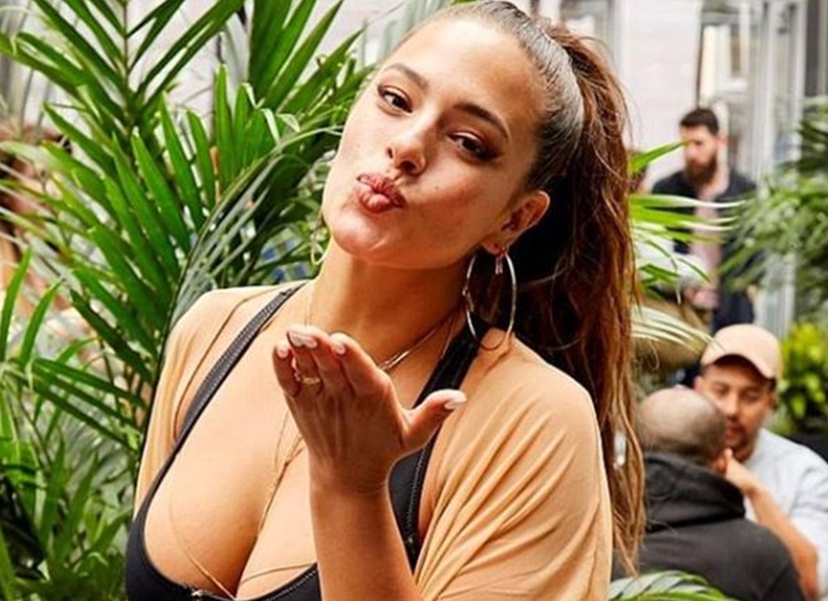 Ashley Graham se skinula u badić i pozvala krupne cure da naprave isto. I napravile su