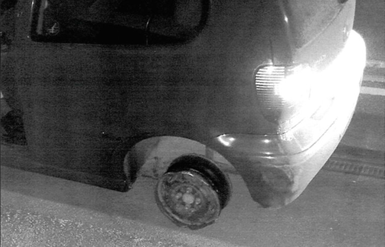 Divljak pijan vozio auto bez kotača po Virovitici