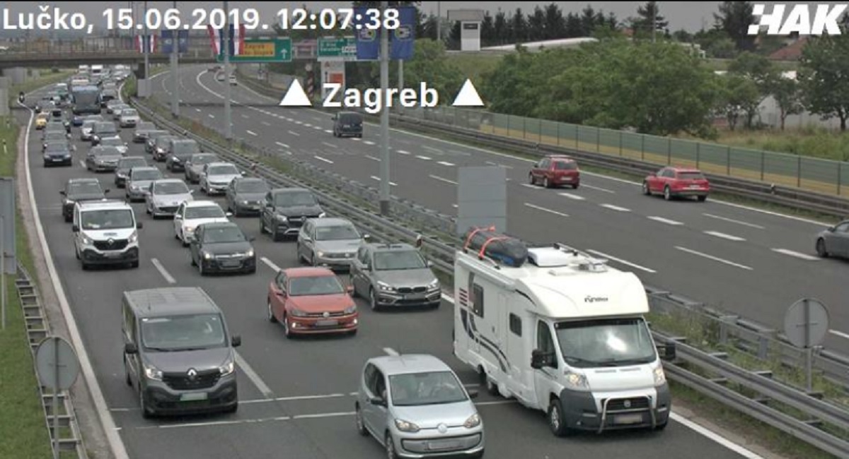 Krenule gužve na cestama, prema moru su kolone