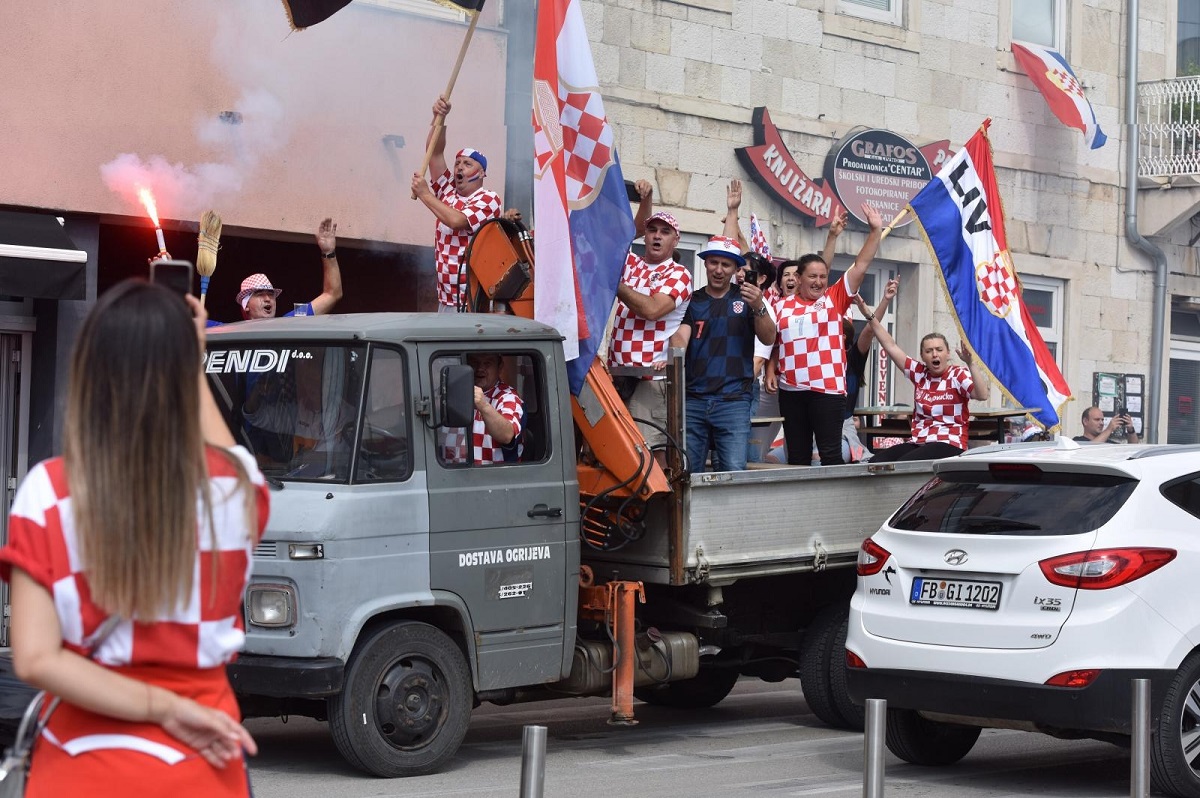 Uspjeh Vatrenih dio je predizborne kampanje u BiH. Jasno, koriste ga oba HDZ-a