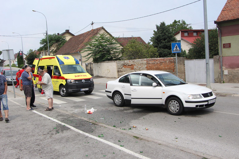 Kod Požege autom udario ženu, stajala je pored zebre