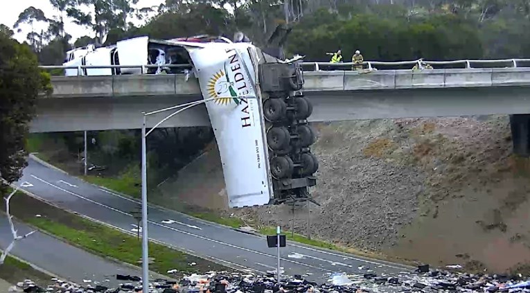 U Australiji nakon nesreće kamion ostao visjeti s mosta, pogledajte snimku