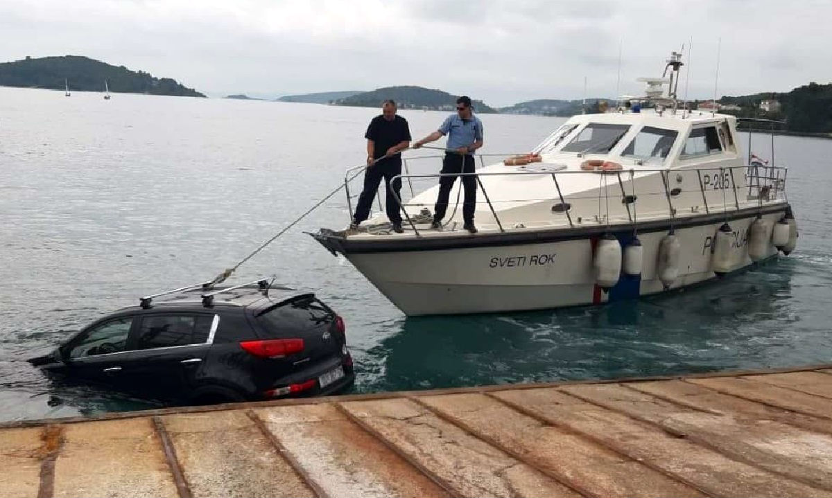 FOTO Auto završio u moru na Korčuli