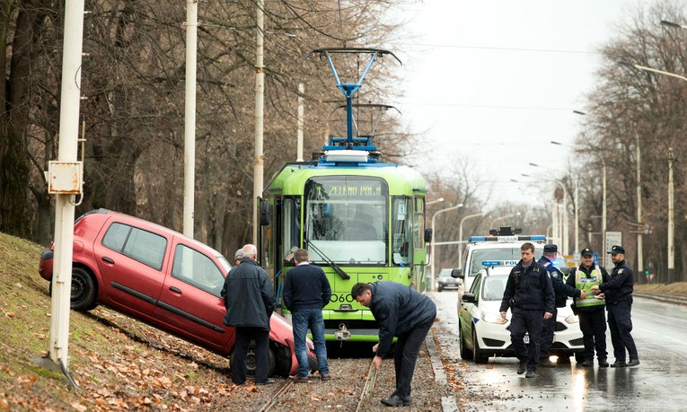 FOTO Auto u Osijeku zaglavio na padini i blokirao tramvaje