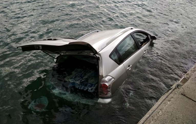 Auto završio u moru na otoku Rabu, pogledajte fotografije