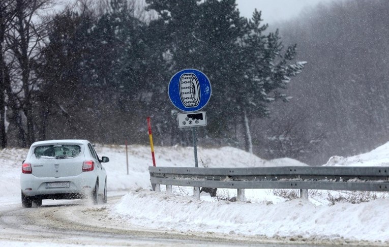 Snijeg pada u pola Hrvatske, HAK upozorio vozače