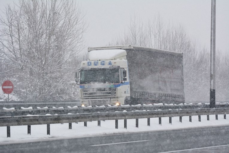 Snijeg i led mogli bi stvarati probleme na cestama, pripazite