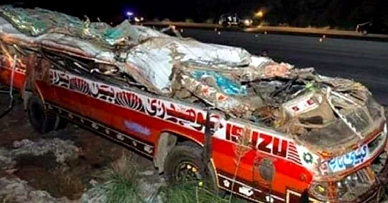 U frontalnom sudaru dvaju autobusa u Pakistanu poginulo 19 ljudi