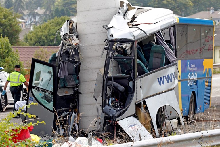 U Španjolskoj se autobus zabio u stup mosta, petero poginulih