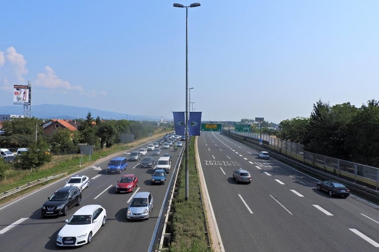 Na autocesti A3 Bregana - Lipovac vozilo vozi u krivom smjeru