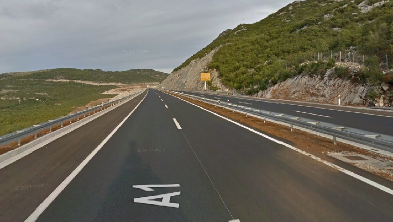 Teška nesreća na autocesti: Kamion s prikolicom sletio, poginula jedna osoba