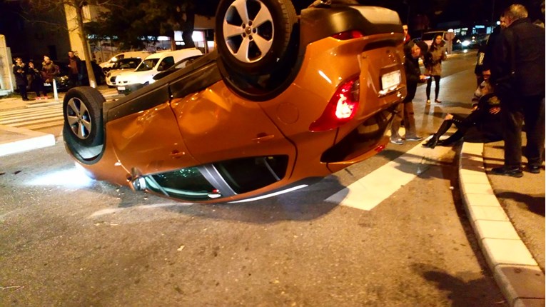Prometna nesreća u centru Splita, auto završio na krovu