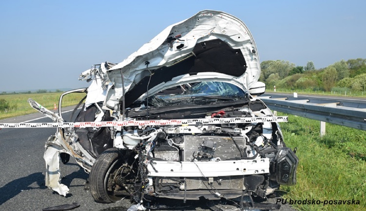 Detalji strašne nesreće na A3: Auto smrskan, suvozač ispao na cestu i poginuo