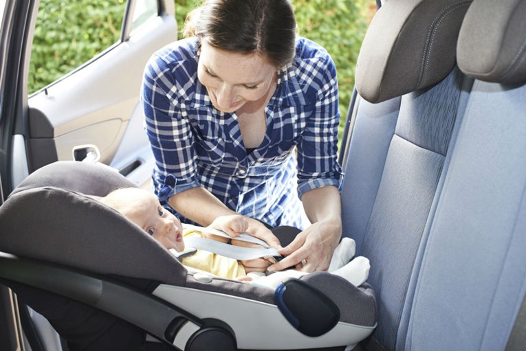 86 posto roditelja radi veliku grešku prilikom postavljanja bebe u autosjedalicu