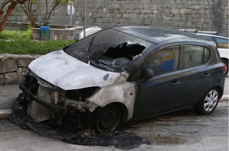 U centru Splita izgorio auto, vatra zahvatila i drugi