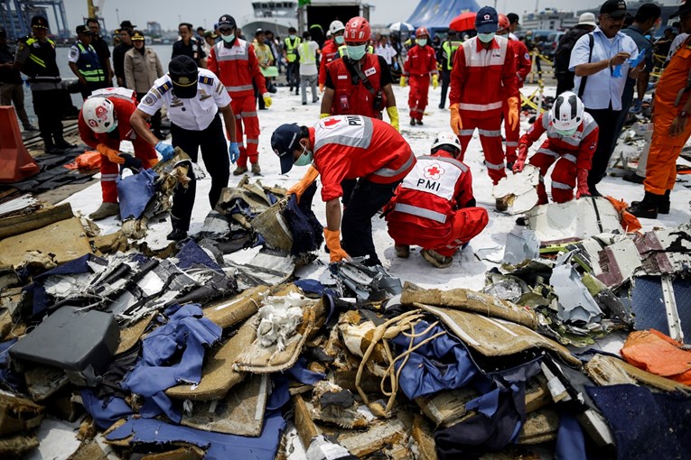Pronađeni motor i kotači srušenog indonezijskog aviona