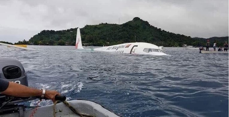 VIDEO Avion promašio pistu pa sletio u more, čudom nitko nije stradao