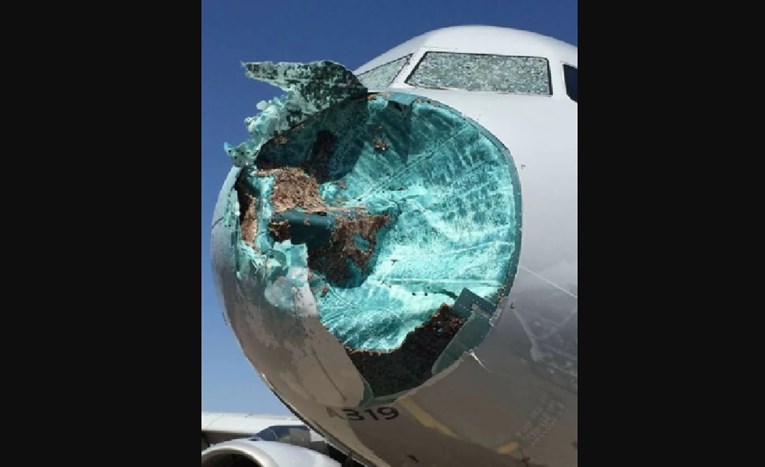 FOTO "Najstrašniji let u mom životu": Tuča uništila nos aviona American Airlinesa