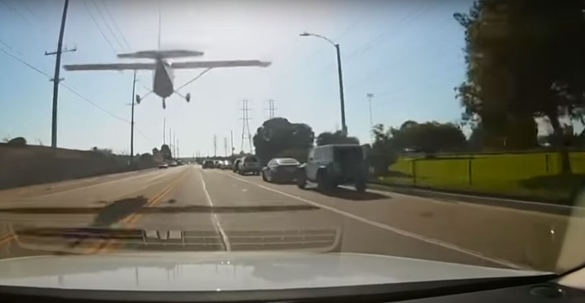 Avion u Kaliforniji sletio na prometnu cestu, pogledajte snimku