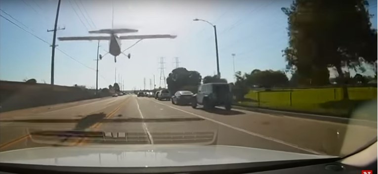 Avion u Kaliforniji sletio na prometnu cestu, pogledajte snimku