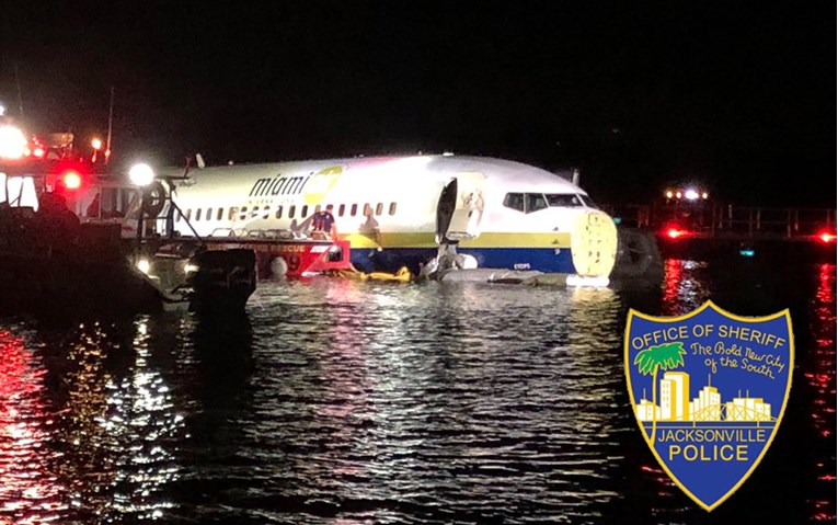 Boeing 737 s piste na Floridi otklizao u rijeku, 21 osoba ozlijeđena