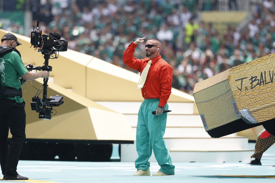 J Balvin nastupio na otvorenju SP-a, mnogi komentiraju njegov outfit