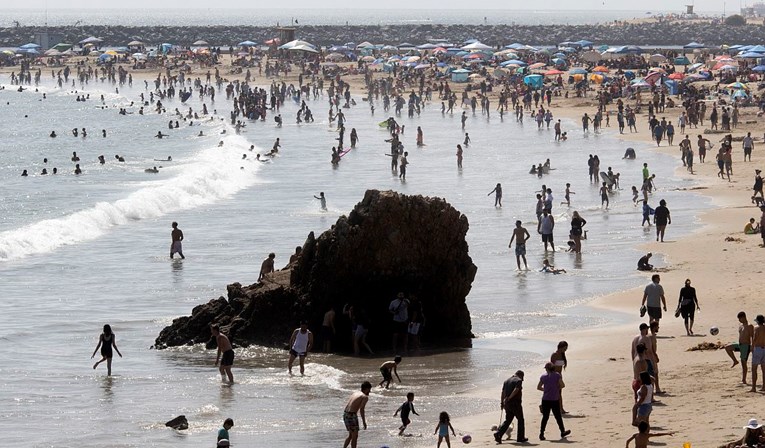 11 američkih država imalo rekordan broj zaraza, za vikend mnogi na plažama
