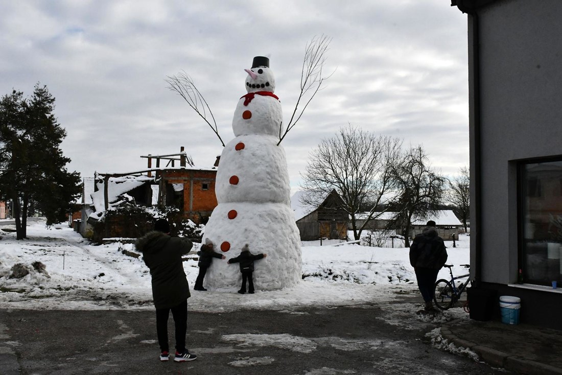 Divovski snjegović od 7.5 metara postao atrakcija u Banovcima