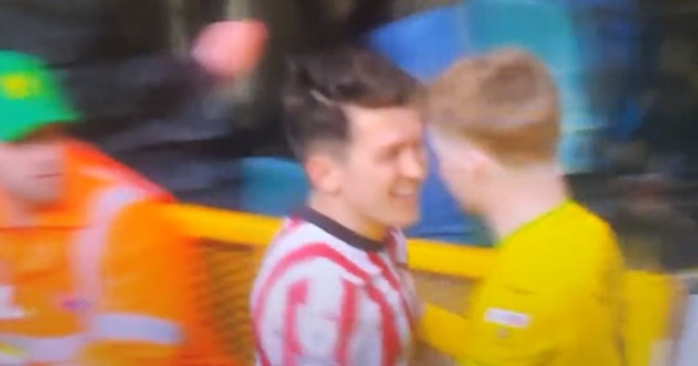 Igrač Sunderlanda poljubio protivnika u usta usred utakmice
