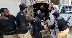 Bombaški napad na punkt za cijepljenje u Pakistanu. Ubijeni policajac, žena i dijete