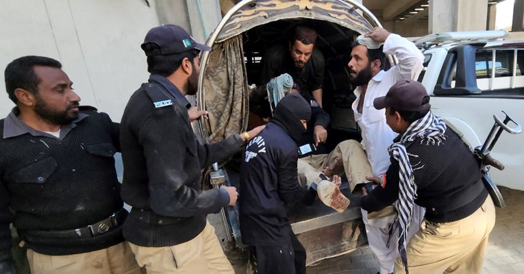 Bombaški napad na punkt za cijepljenje u Pakistanu. Ubijeni policajac, žena i dijete