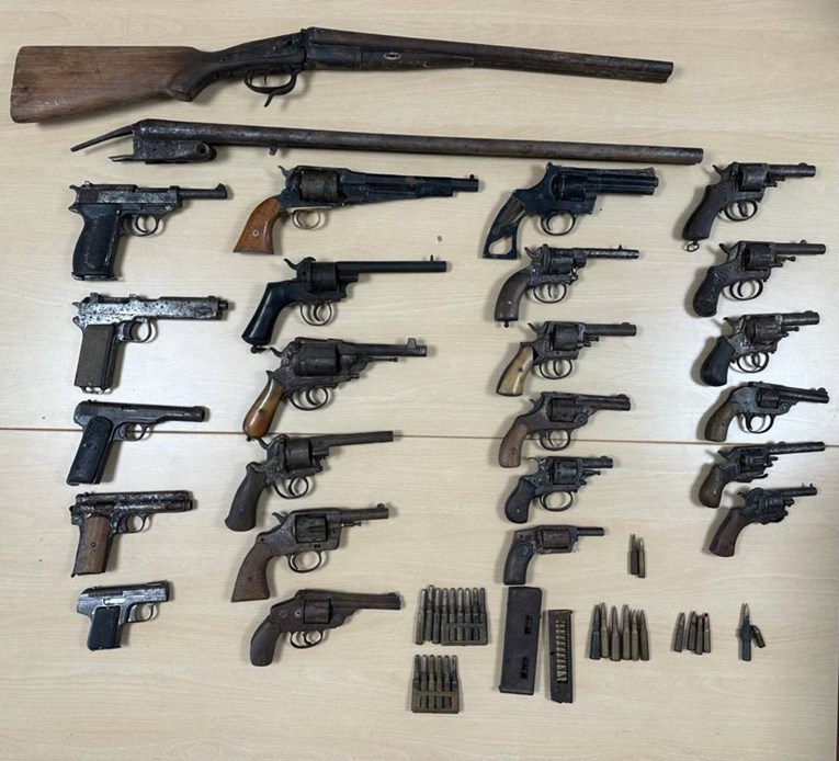 Policija objavila fotografiju oružja koje su pronašli kod čovjeka (69) u Sinju